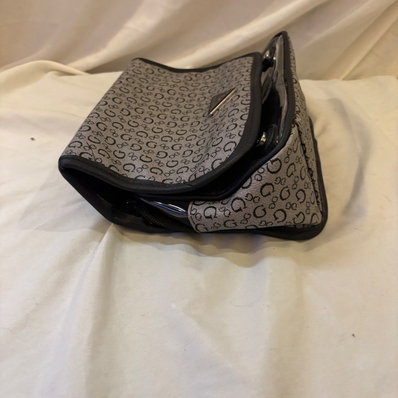 GUESS Signature Gray Portable Hanging Toiletry Travel Bag Makeup Bag Medium - Picture 9 of 12